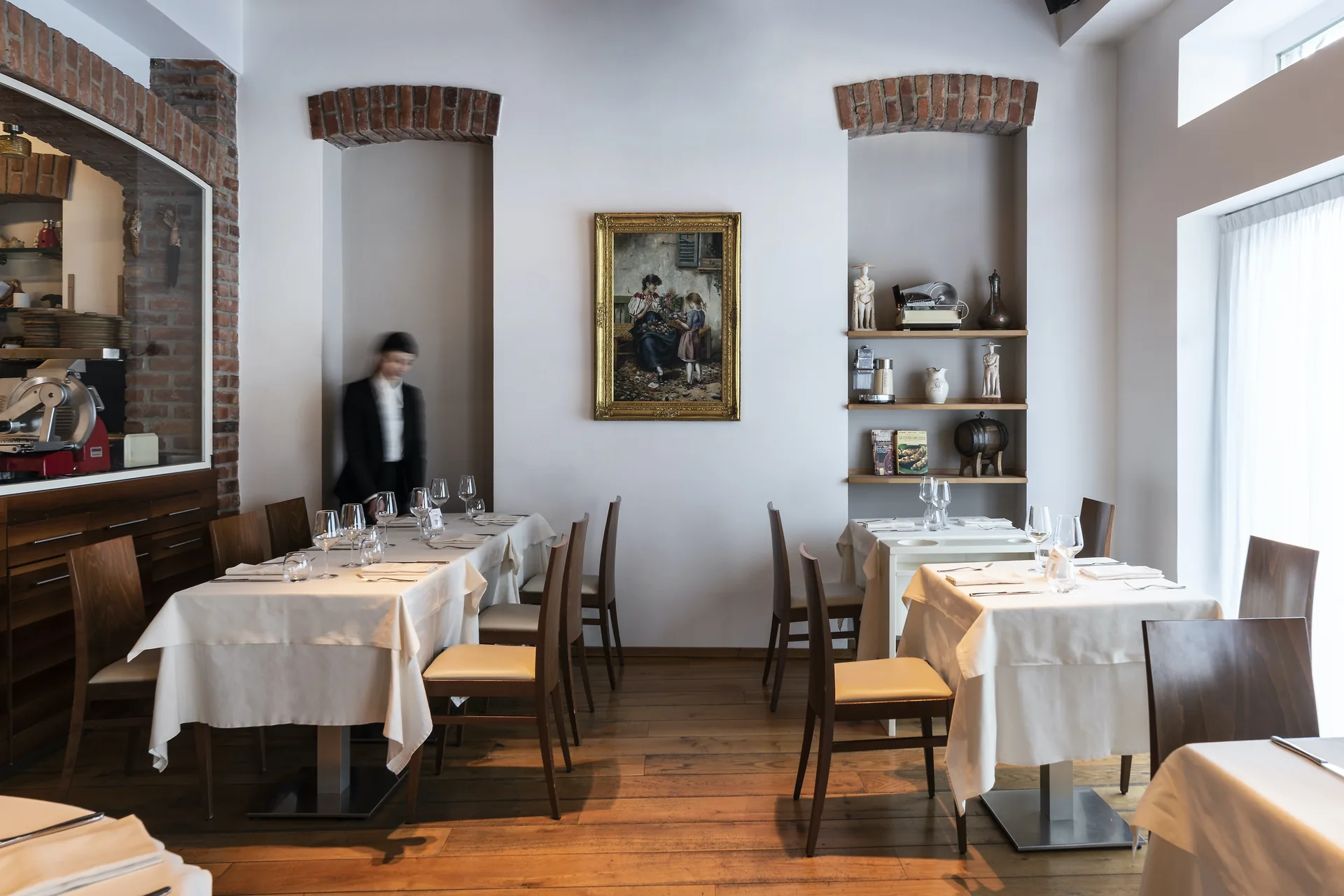 Sala del ristorante Il Capestrano con il quadro e le nicchie