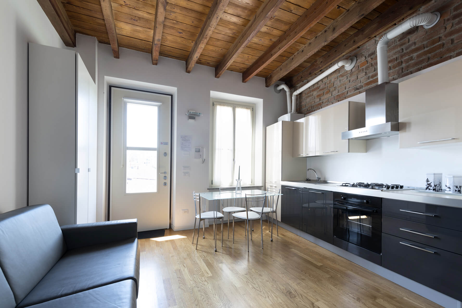 Soggiorno e cucina di un bilocale