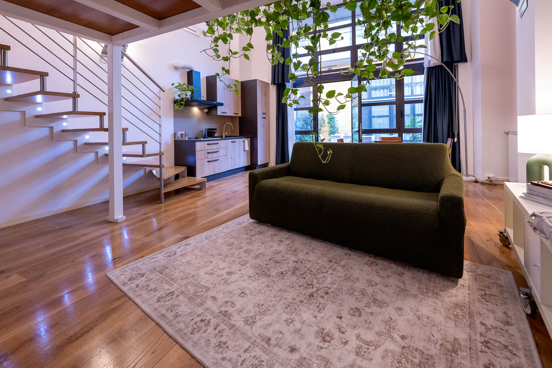 Soggiorno di un loft su due livelli